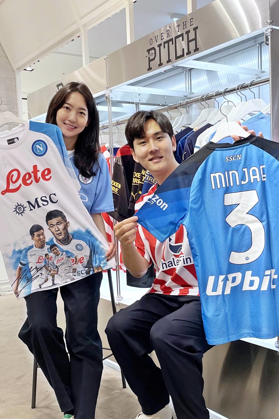 갤러리아백화점은 서울 명품관에서 오는 30일까지 축구 유니폼 전문 패션 브랜드 ‘오버더피치’ 팝업스토어를 운영한다. [사진=갤러리아백화점]