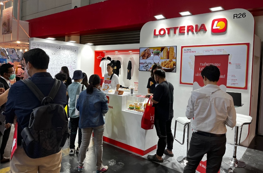 롯데GRS는 태국 방콕에서 진행된 TFBO 2023 박람회에서 롯데리아 관련 홍보를 진행했다. [사진=롯데GRS]