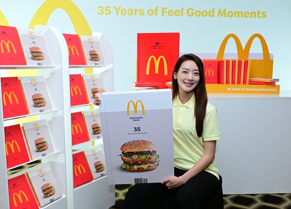 한국맥도날드가 지난 19일 발간한 사사 ‘한국맥도날드 35년 브랜드 스토리’는 국내 진출 글로벌 외식 기업 최초의 사례로서 더욱 주목받았다.  [사진=한국맥도날드]