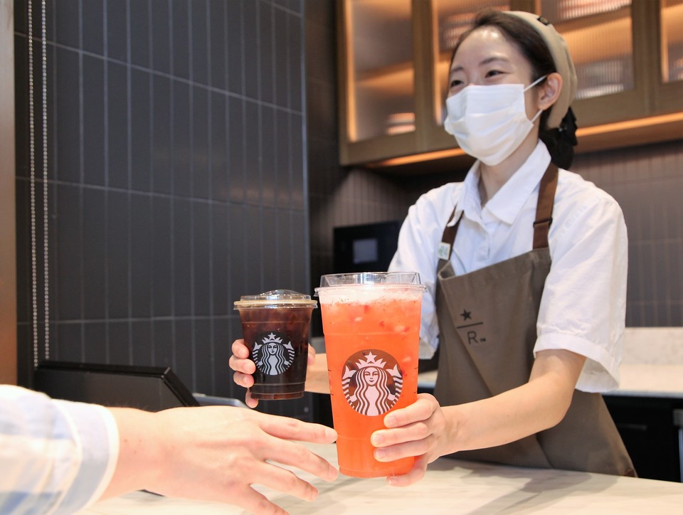 스타벅스 코리아가 새로운 컵 사이즈인 ‘트렌타’ 사이즈를 9월 30일까지 한정 기간 출시한다. [사진=스타벅스]