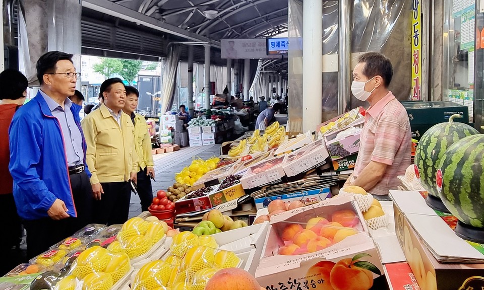 한국농수산식품유통공사 김춘진 사장(사진 왼쪽)이 사흘 연속 집중호우 피해 현장을 점검하고 있다. [사진=한국농수산식품유통공사] 