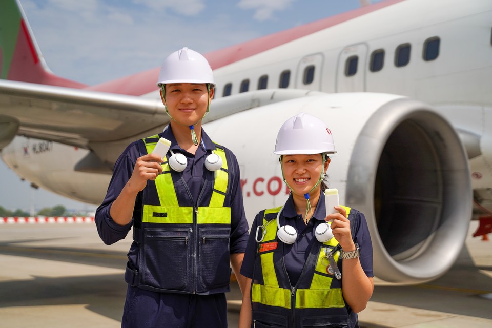 선스틱 제품은 휴대가 간편해 야외 작업중에도 2~3시간마다 덧바르기 좋은 제품이다. [사진=티웨이항공]