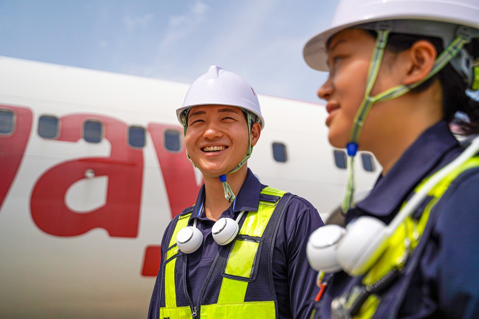 넥밴드 선풍기는 두 손이 자유로워 정비 업무 등 야외 작업 활동에 제약을 주지 않는다는 장점이 있다. [사진=티웨이항공]