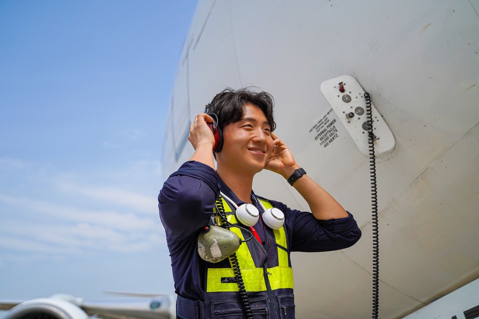 티웨이항공은 때이른 폭염 속에서도 안전운항에 최선을 다하는 현장 정비 근로자들의 온열질환을 예방하고 사기를 높이고자 넥밴드 선풍기·선스틱·아이스크림을 제공했다. [사진=티웨이항공]