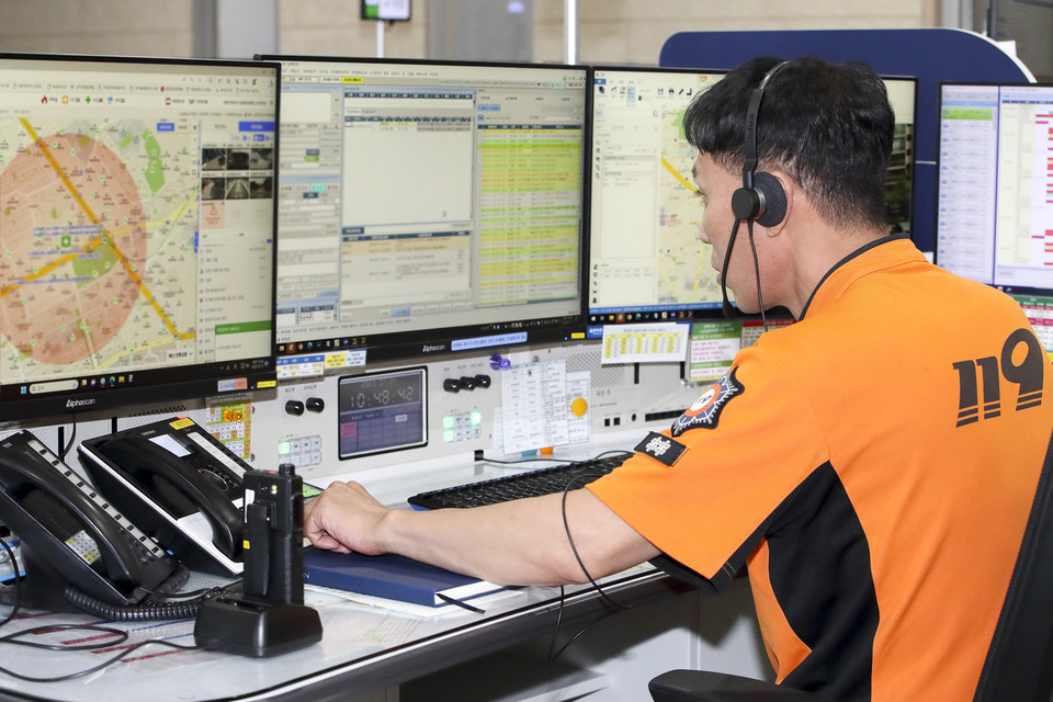 KT가 초정밀 측위 솔루션을 활용해 소방·응급구조 차량 150대에 올해 1차 프로토타입 단말 공급과 최적화 작업을 거쳐 서비스 검증 후 2025년부터 상용 서비스로 전환한다. 사진은 지역을 관제하고 있는 대전소방본부 소방관 [사진=KT] 