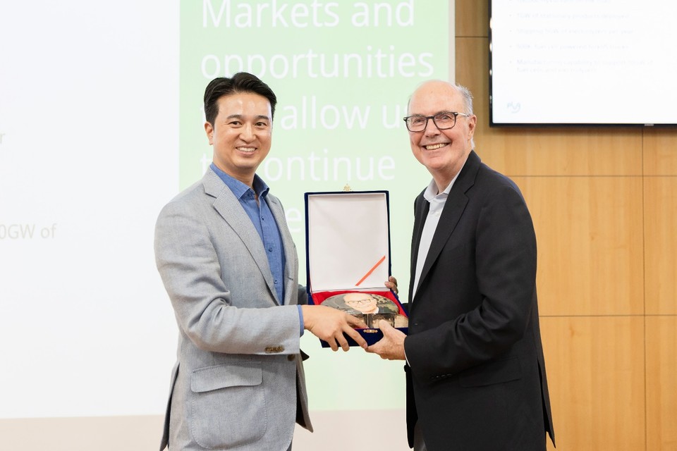 추형욱 SK E&S 대표이사 사장과 앤디 마시 플러그파워 CEO가 최근 서울 종로구 SK서린사옥에서 진행된 SK E&S 임직원 대상 특별강연 이후 기념촬영을 하고 있다. [사진=SK E&S] 