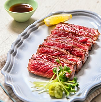 한우자조금은 한우가 부드러운 식감과 고소한 풍미로 인해 하이볼과 궁합이 좋다고 전했다. [사진=한우자조금]