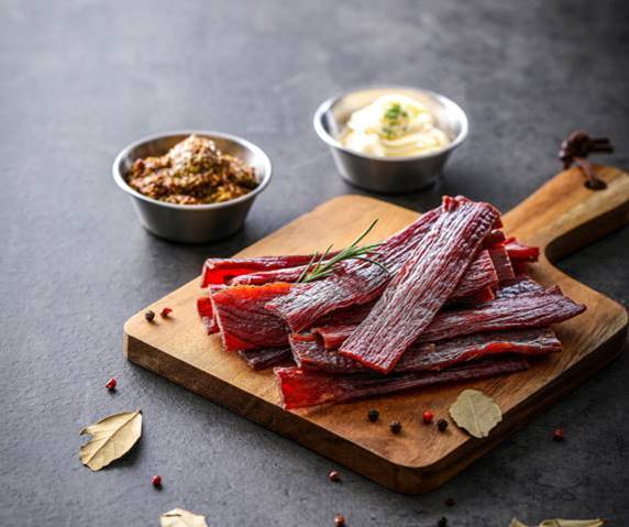 한우자조금은 한우 육포가 담백한 맛, 부드러운 식감, 깊은 풍미 등으로 하이볼과 잘어울린다고 전했다. [사진=한우자조금]