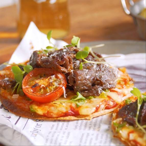 한우자조금은 한우 피자에 대해 바로 입에 넣을 수 있어 자꾸 손이 가는 안주라고 전했다. [사진=한우자조금]