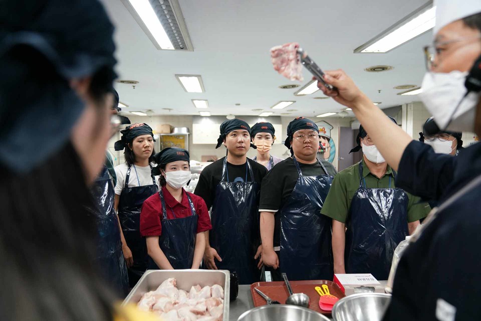 제너시스 BBQ 그룹이 지난 27일 고용노동부가 ‘강북구 청년도전지원사업’으로 구직 의욕을 키워나가는 청년을 위해 외식 프랜차이즈 산업을 체험할 수 있는 혁신기업탐방을 진행했다. [사진=제너시스 BBQ]