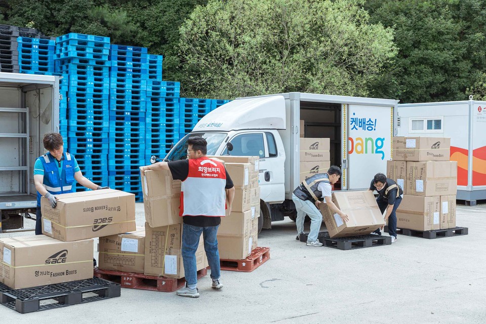 쿠팡은 지난 28일 향후 발생할 태풍·호우 등 대응을 위해 희망브리지 전국재해구호협회에 장화 총 800켤레를 긴급 지원했다. [사진=쿠팡]