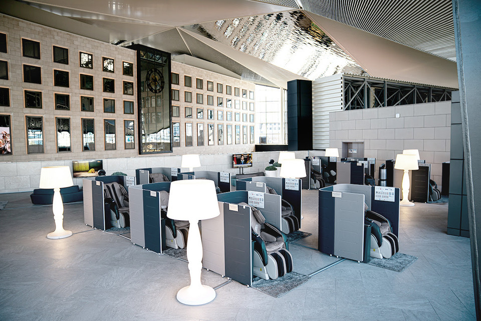 안마의자 업계 1위 바디프랜드는 고객들이 집이 아닌 생활 공간에서도 안마의자를 경험할 수 있도록 조성된 무인 안마의자 서비스 ‘바디프랜드 라운지’를 운영 중이다. [사진=바디프랜드]