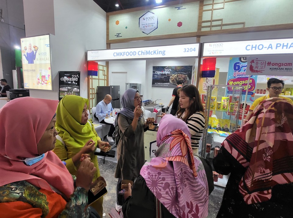 한국농수산식품유통공사(aT)가 지난달 25~28일까지 4일간 인도네시아 자카르타에서 열린 ‘2023 자카르타 FHI 국제식품박람회’에 참가했다. 사진은 자카르타 FHI 국제식품박람회 한국관 K-푸드 쿠킹쇼 현장 [사진=한국농수산식품유통공사] 