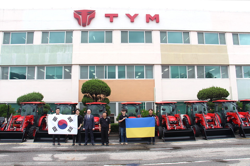 TYM은 최근 옥천공장에서 우크라이나로 향하는 농기계 출하를 완료하며 기증 세리머니를 진행했다. [사진=TYM]