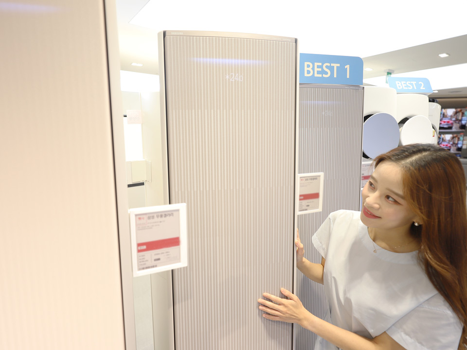 롯데하이마트가 장마가 끝난 지난 26일~31일까지 6일간 매출을 살펴본 결과, 작년 같은 기간과 비교해 에어컨 매출이 2배, 선풍기 매출이 35% 가량 증가한 것으로 나타났다. [사진=롯데하이마트]