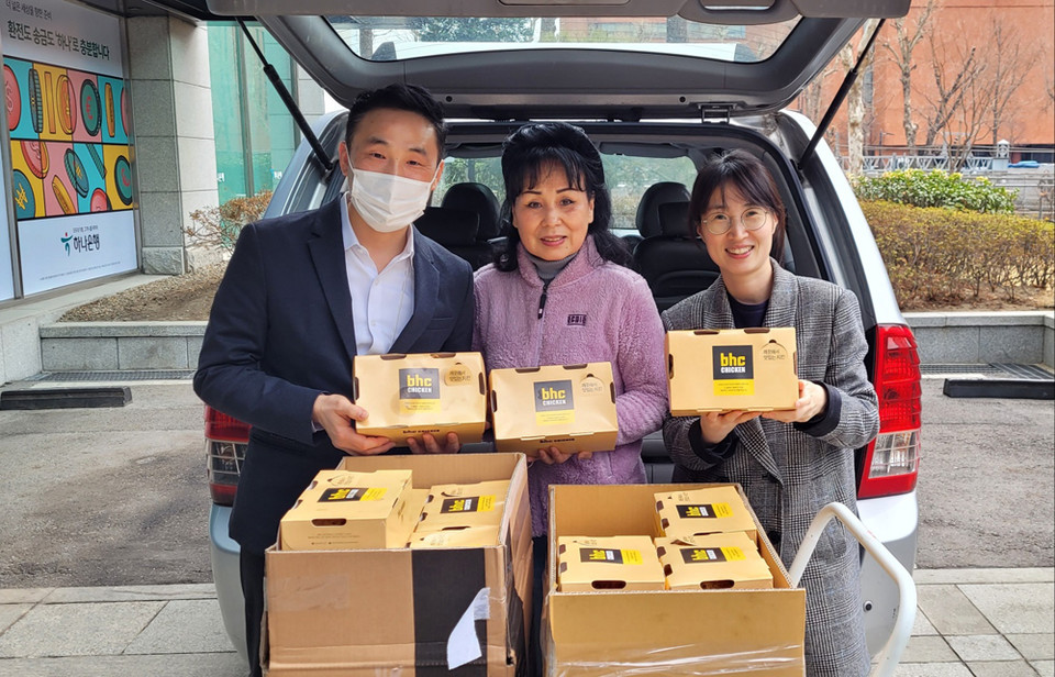 대한민국 대표 치킨 프랜차이즈 bhc치킨이 지난 2014년부터 진행한 치킨 기부를 올해도 이어가며 나눔경영을 실천하고 있다.  [사진=bhc치킨]