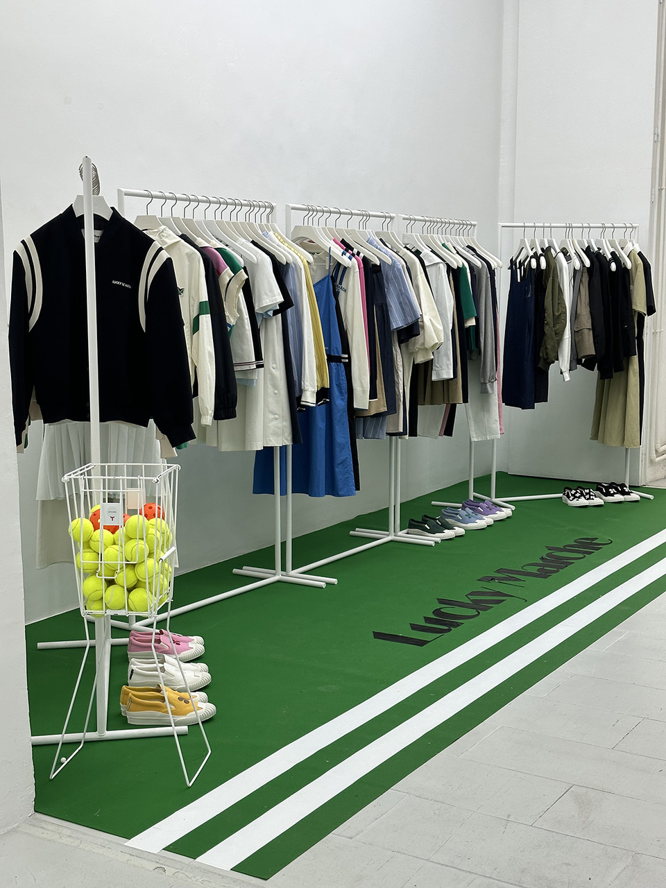 코오롱인더스트리FnC부문(이하 코오롱FnC)이 전개하는 뉴 컨템포러리 브랜드 ‘럭키마르쉐’가 파리 진출성과를 나타내며 2023년 해외 비즈니스를 본격화한다. [사진=코오롱FnC]