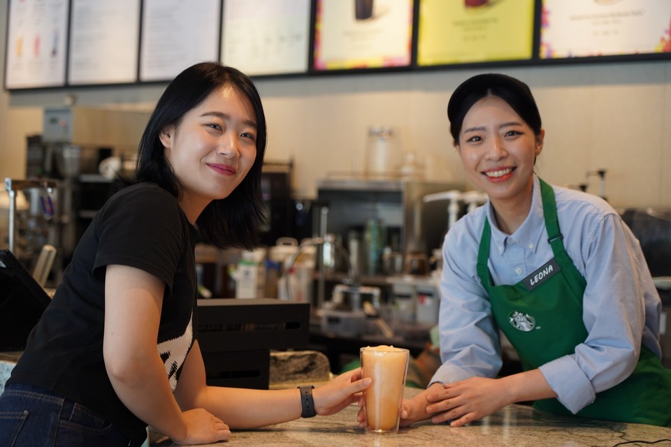 스타벅스 코리아가 8월 5~28일까지 불볕더위를 식혀줄 여름 음료 ‘자몽 허니 레몬 블렌디드’를 한정 출시한다. [사진=스타벅스]