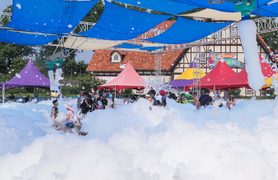 사진. 안성팜랜드 방문객이 버블놀이를 즐기고 있다.