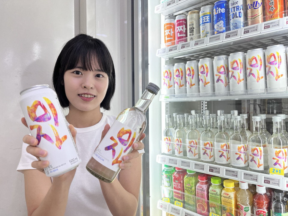 세븐일레븐은 인기 혼술 먹방 유튜브 채널 ‘미자네주막’과 콜라보한 맥주와 증류주인 ‘미자네맥주’와 ‘미자주’를 출시한다. [사진=세븐일레븐]
