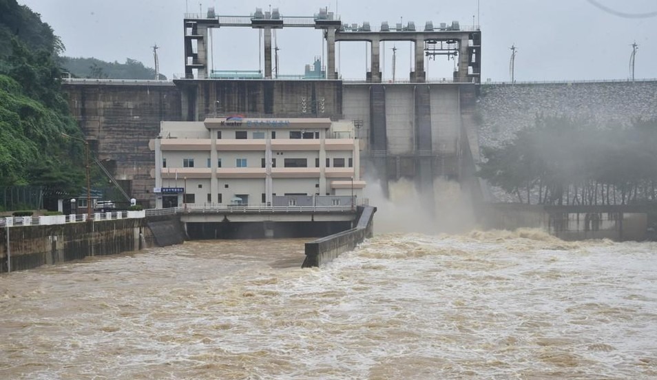 낙동강권역에 위치한 남강댐은 지난 7일 오후 2시부터 방류를 시작했다. [사진=연합뉴스]
