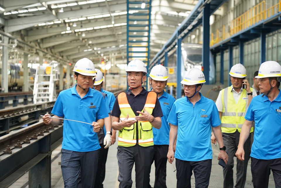 한문희 코레일 사장(앞줄 왼쪽에서 두번째)은 이날 오후 고양 KTX차량기지를 찾아 태풍 대비 태세 점검에 나섰다. [사진=코레일]