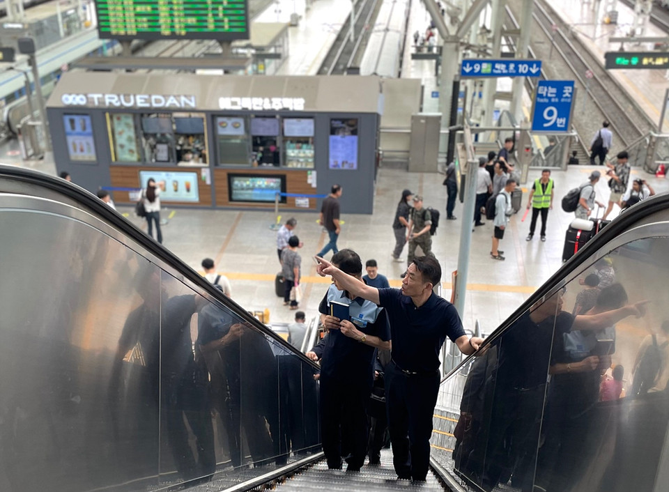 한문희 코레일 사장(사진 가운데)은 9일 오전 서울역을 찾아 태풍 대비 태세를 점검하고, 열차 서행이나 운행조정에 대한 세심한 고객 안내를 당부했다. [사진=코레일]