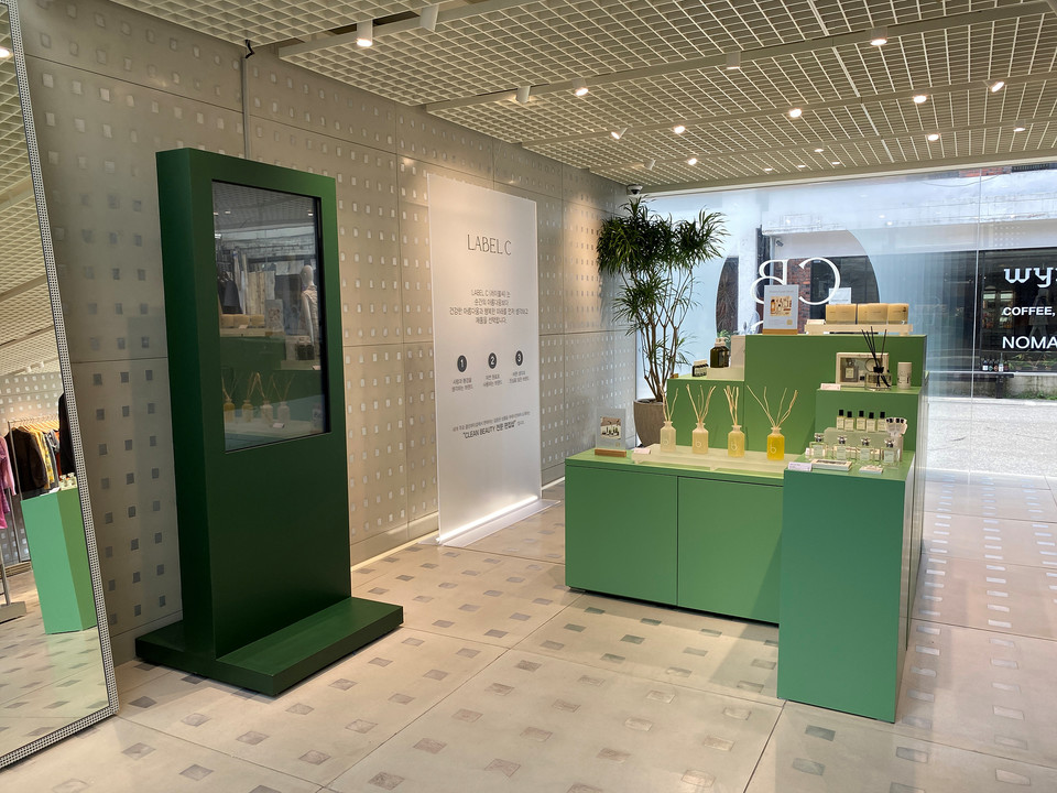 삼성물산 패션부문의 클린 뷰티 전문 편집숍 ‘레이블씨(Label C)’가 오는 22일까지 서울 성동구 연무장길에 위치한 비이커 성수 플래그십 스토어에서 팝업 매장을 운영한다. [사진=삼성물산 패션부문]