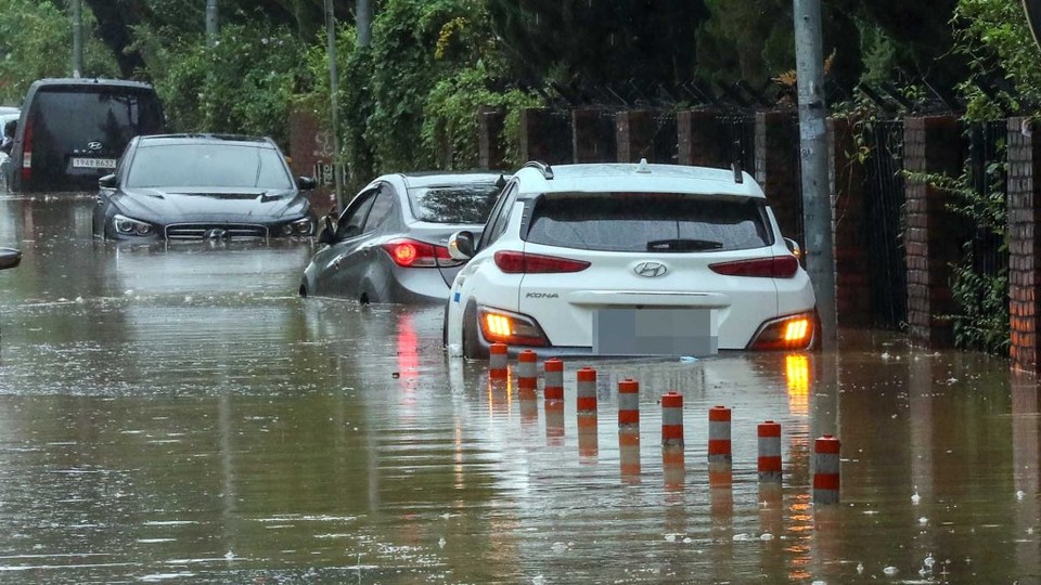 10일 오전 경남 창원시 성산구에서는 태풍 카논으로 인해 시간당 60㎜가 넘는 폭우가 쏟아지면서 차량들이 물에 잠겼다. [사진=연합뉴스]