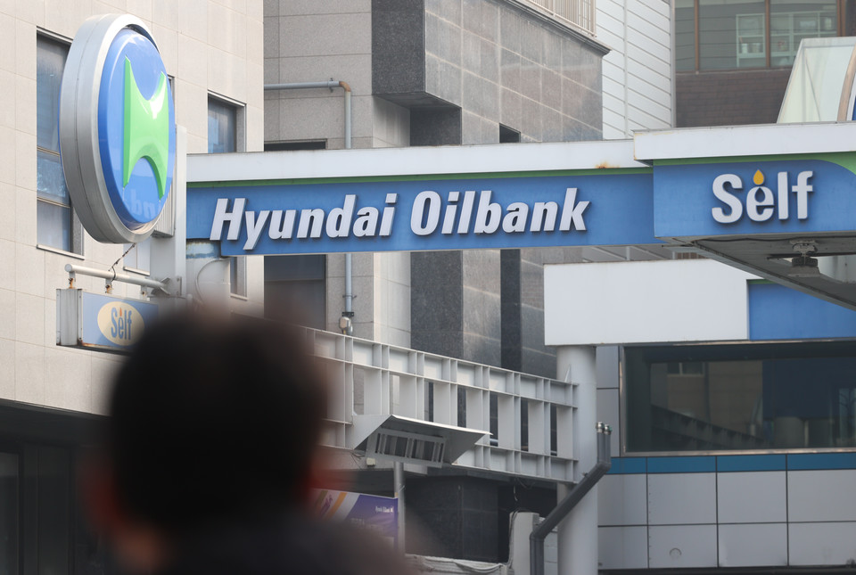 HD현대오일뱅크는 11일 대산공장 공업용수 재활용에 대한 검찰의 수사 결과 발표와 관련해 위법의 고의성이 없고  실제 환경 오염이 발생하지 않았다고 밝혔다.  사진은 수도권의 한 현대오일뱅크 주유소. [사진=연합뉴스]