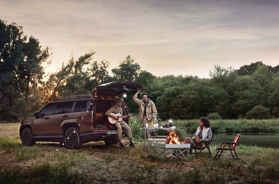 현대차는 신형 싼타페가 대형 테일게이트를 중심으로 언제 어디서든 아웃도어 라이프를 즐길 수 있는 넉넉한 거주 공간을 자랑한다고 밝혔다. [사진=현대자동차]