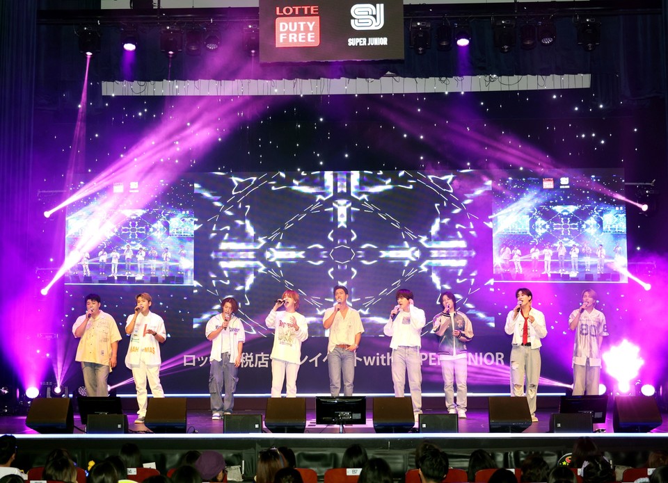 롯데면세점이 지난 13일 여름휴가 시즌을 맞이해 슈퍼주니어 단독 팬 이벤트를 열고 일본인 관광객을 유치했다. [소비자경제=김연주 기자]
