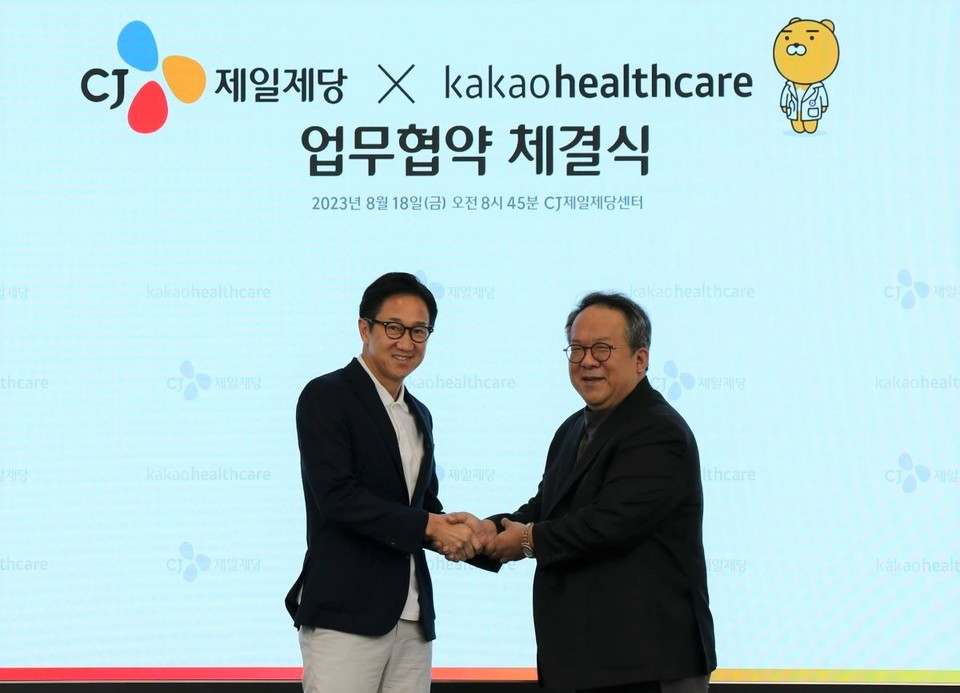18일 오전 서울 중구 CJ제일제당센터에서 열린 CJ제일제당-카카오헬스케어 업무협약 체결식에서 박민석 CJ제일제당 식품사업부문 대표(왼쪽)와 카카오헬스케어 황희 대표(오른쪽)가 기념사진을 촬영하고 있다. [사진=CJ제일제당] 