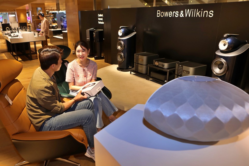 롯데백화점이 하이엔드 오디오쇼인 ‘더 사운즈(THE SOUNDS)’를 개최한다. 롯데백화점 본점에서 고객들이 '하이엔드 오디오' 제품을 살펴보는 모습 [사진=롯데백화점] 