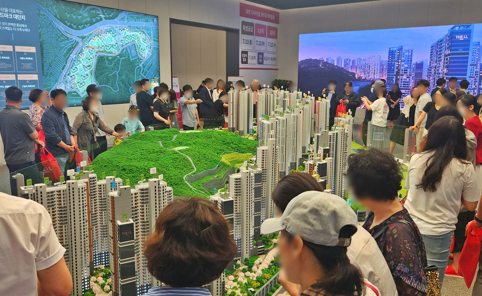 ‘대연 디아이엘’ 견본주택을 둘러보고 있는 고객들 [사진=롯데건설] 