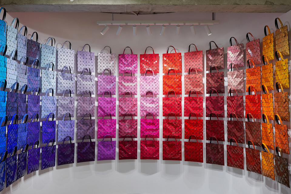 루센트 박시 백은 14가지 컬러의 미니 사이즈와 6가지 컬러의 미디움 사이즈로 구성된다. 특히 미니 사이즈의 화이트·그레이·라이트 핑크·레드·오렌지·라이트 브라운·스카이 블루·라벤더 등 8가지 컬러는 이번 팝업 스토어에서 국내 독점으로 판매된다.