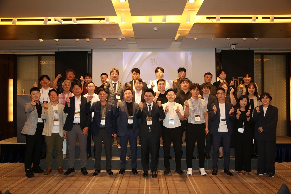아너스클럽 2기 대리점주들과 한샘 김유진 대표(맨 앞줄 오른쪽 첫번째), 리하우스 이정목 본부장(맨 앞줄 왼쪽 첫번째)이 함께 기념 사진을 촬영하고 있다. [사진=한샘] 
