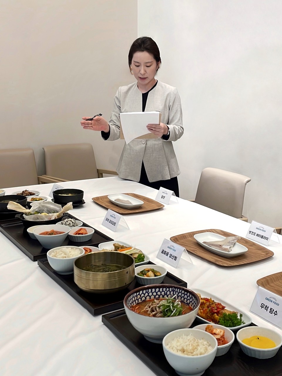 HD현대 글로벌R&D센터에서 우럭과 전복을 활용한 신규 레시피의 품평회를 실시하는 모습 [사진=HD현대]