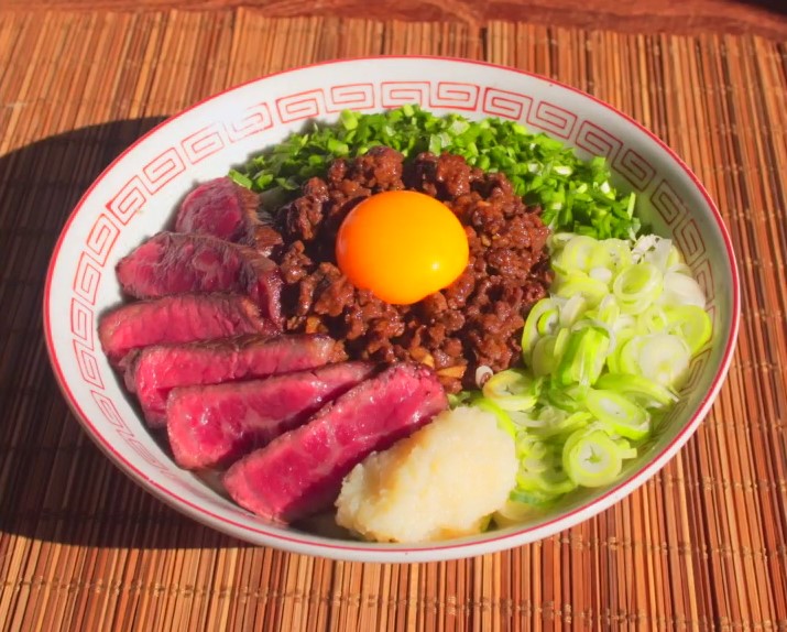 한우자조금이 일본식 비빔면 마제소바와 한우의 조합을 추천했다. [사진=한우자조금]