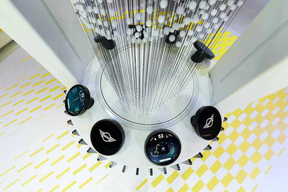 위에서 들여다본 'MINI 인터랙션 유닛' 원형 디스플레이의 모습. [사진=BMW코리아]