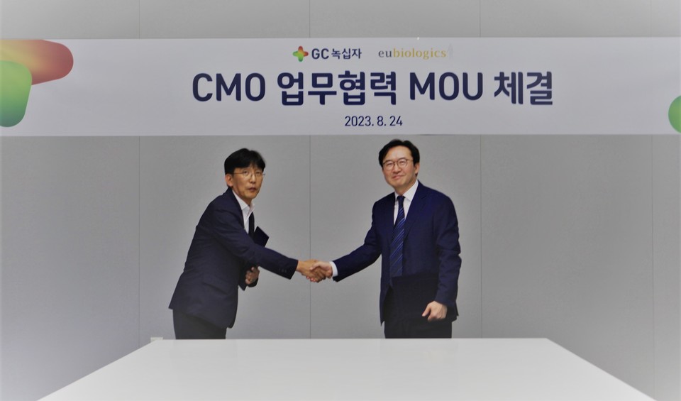 GC녹십자는 지난 24일 유바이오로직스와 경구용 콜레라 백신 ‘유비콜’의 공동생산 관련 업무협약을 체결했다. (왼쪽부터) 민경호 유바이오로직스 생산기획본부 부사장, 이우진 GC녹십자 글로벌사업본부장 [사진= GC녹십자]