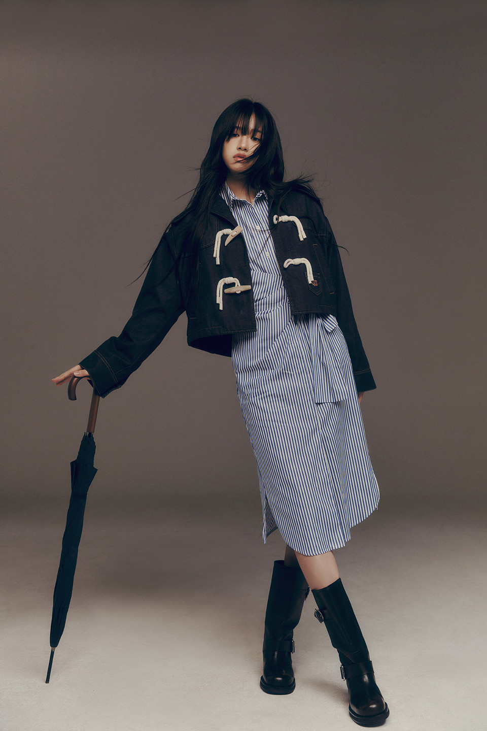 코오롱인더스트리FnC부문의 여성 영 캐릭터 캐주얼 브랜드 ‘럭키슈에뜨’가 모델 안유진 효과에 힘입어 23년 가을상품의 판매 반응이 뜨겁다. [사진=코오롱FnC]