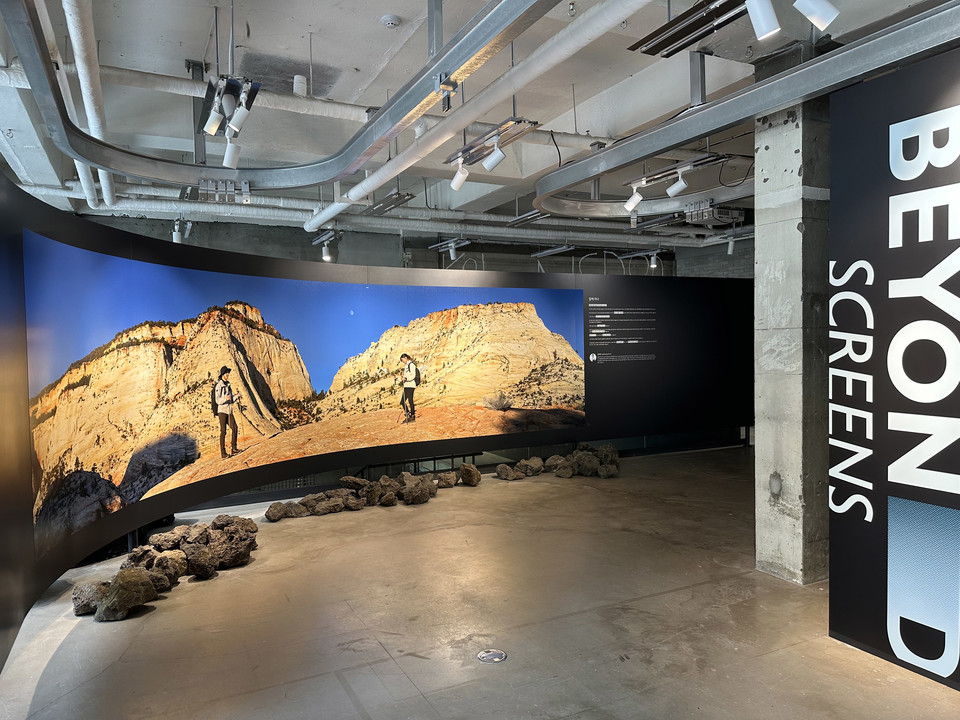 코오롱인더스트리FnC부문이 전개하는 아웃도어 브랜드 코오롱스포츠가 오는 10월 2일까지 한남 플래그십스토어에서 화면 너머의 세상 전시를 진행한다. [사진=코오롱FnC]