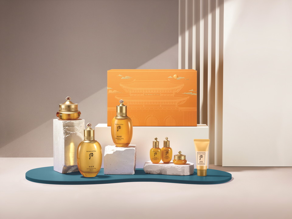  LG생활건강이 추석을 맞이해 브랜드별 베스트셀러 중심으로 품격 있는 풍성한 화장품 특별 선물세트를 선보인다. 사진은 LG생활건강 후 공진향 궁중세트 [사진=LG생활건강]