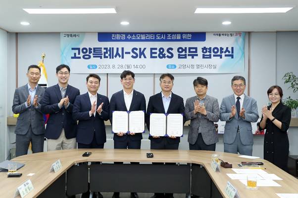 SK E&S가 고양시와 함께 수소 버스 보급 및 액화수소 관련 업무협약을 체결했다. [사진=SK E&S 제공] 