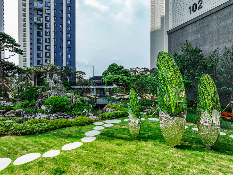 롯데건설이 ‘롯데캐슬 리버파크 시그니처’에 설치한 아티스트 권치규 작가의 작품 [사진=롯데건설]