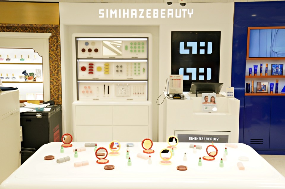 롯데면세점이 시미헤이즈, 아우구스티누스 바더 등의 화장품 브랜드들을 입점시켰다. 