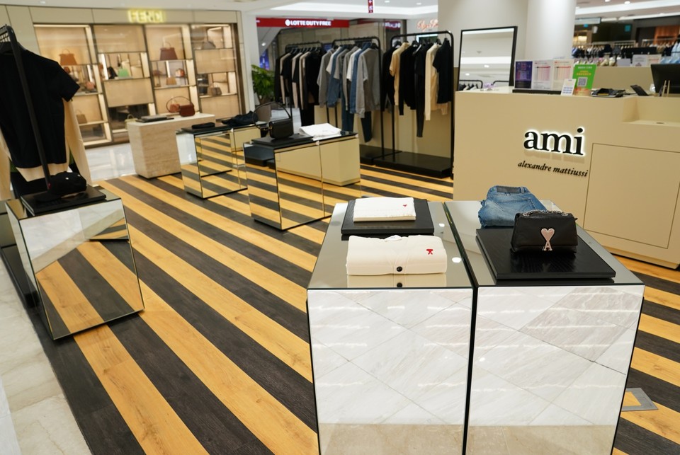 롯데면세점이 중국 단체 관람객의 단체 관광객 비자 허용에 따라 아미·메종키츠네 등의 브랜드들을 추가했다. [사진=롯데면세점 제공]