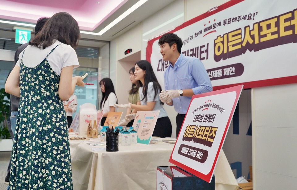 롯데웰푸드는 지난달 31일 진행된 ‘히든서포터즈 23기 최종 경쟁 프레젠테이션’에서 4개 팀이 빼빼로 신메뉴를 직접 만들어 선보였다고 4일 밝혔다. 사진은 경쟁 프레젠테이션에 앞서 임직원 시식평가회를 진행중인 히든서포터즈 [사진=롯데웰푸드] 