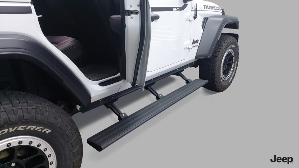 '지프 글래디에이터 23년식'을 구매한 고객은 120만원 상당의 ‘오토 파워 사이드 스텝’을 증정받을 수 있다. [사진=스텔란티스 코리아]